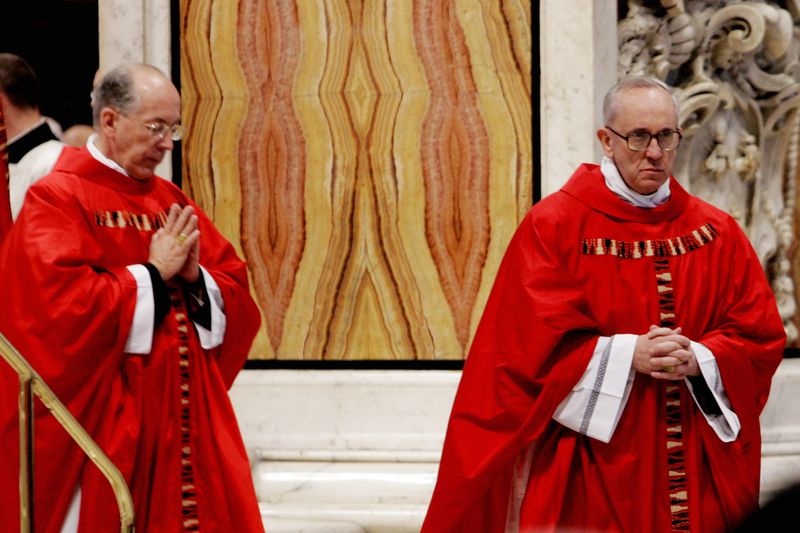 Los cardenales Cipriani y Bergoglio en el Vaticano antes del cónclave que eligió a Benedicto XVI (abril de 2005)
